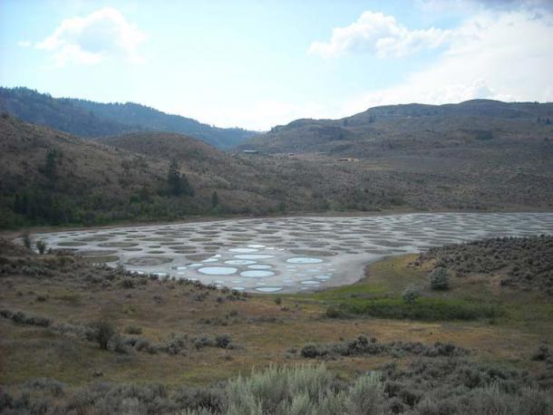 The Spotted Lake from the shoulder of Highway 3. It is a saline endorheic alkali lake located northwest of Osoyoos in the eastern Similkameen Valley of British Columbia, Canada. (AndrewEnns/CC BY SA 3.0)