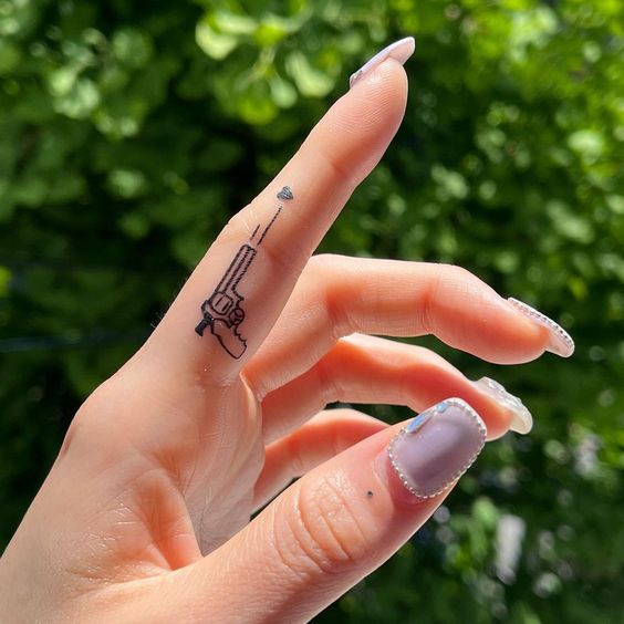 women's unique hand tattoos