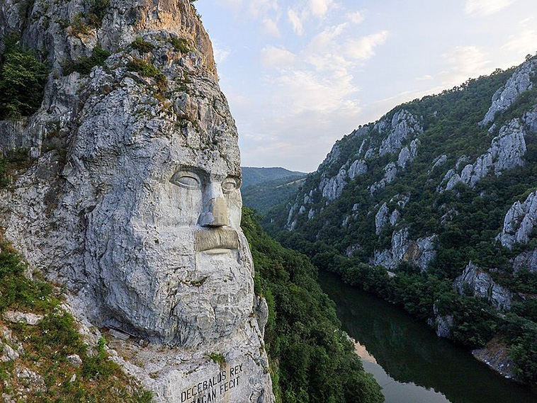 decebalus rex, Busts of Historical Figures