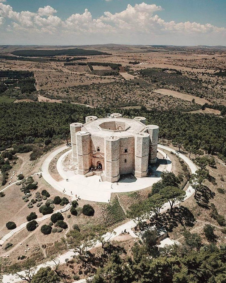 castel del monte during daylight