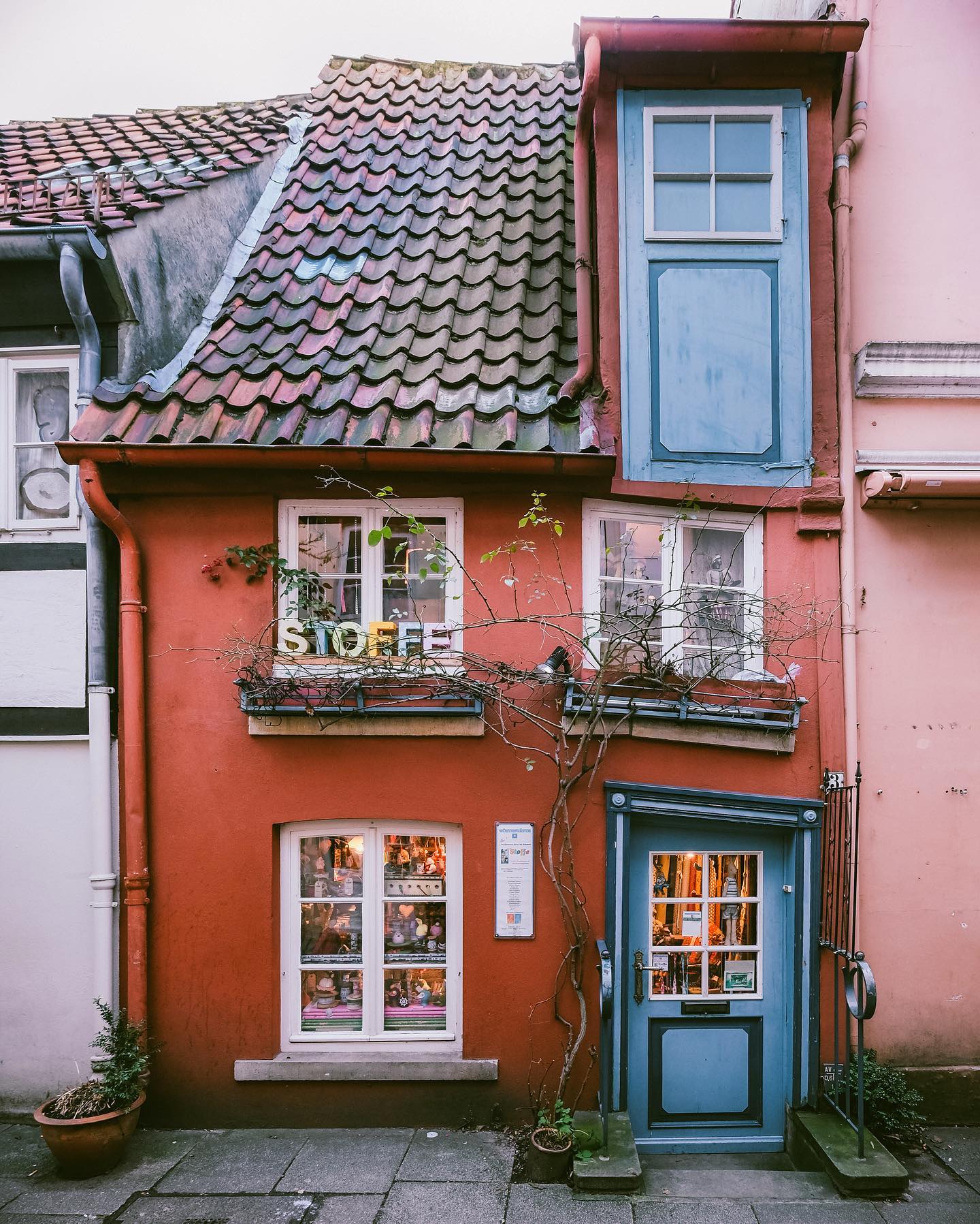 looks like a dollhouse in the middle of bremen