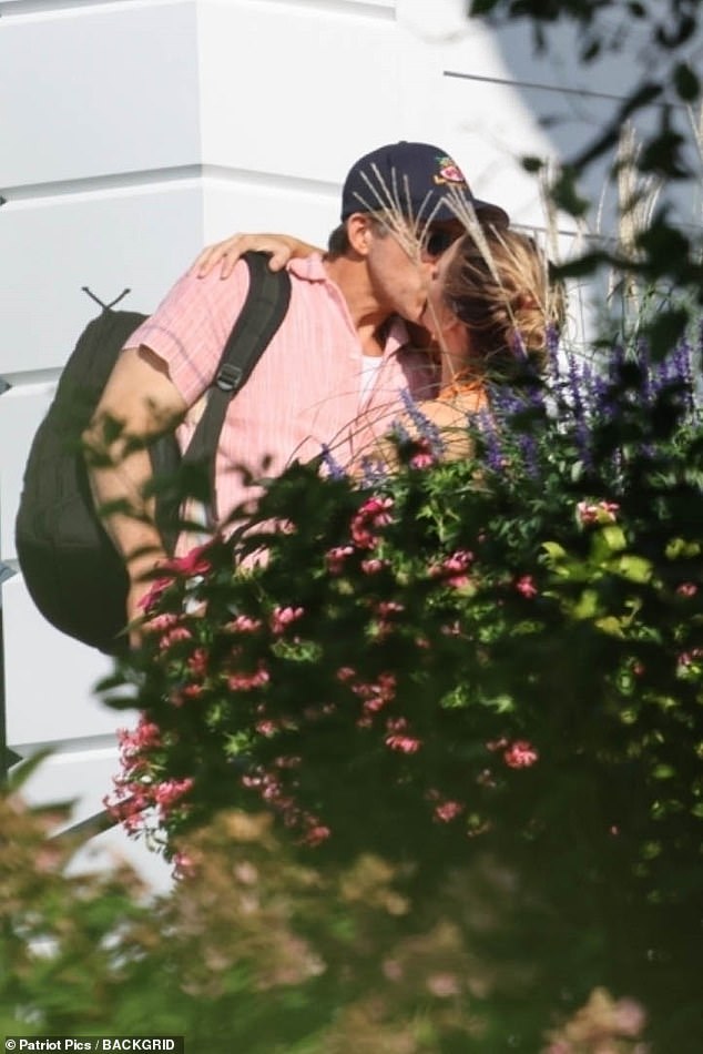 Superstar couple Blake Lively and Ryan Reynolds were spotted sharing a smooch last week while enjoying a late Summer getaway at Taylor Swift's beach house in Westerly, RI