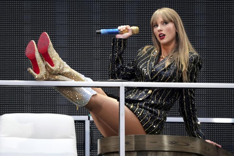 Taylor Swift wins big at MTV Video Music Awards, ties Beyoncé's record and  thanks Travis Kelce