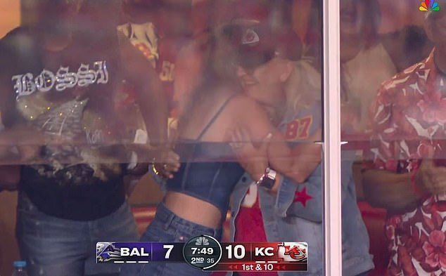 Taylor Swift hugged Donna Kelce after Travis Kelce took a 23-yard catch in Chiefs vs Ravens