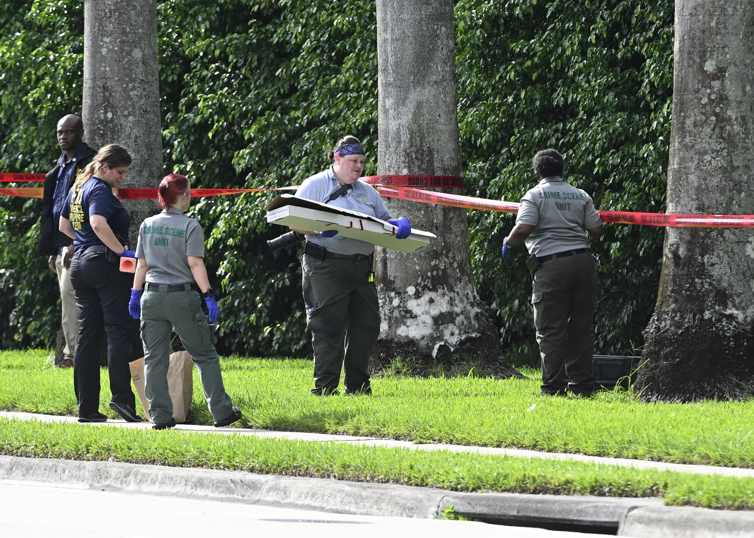 Police gather evidence in Trump golf course assassination attempt