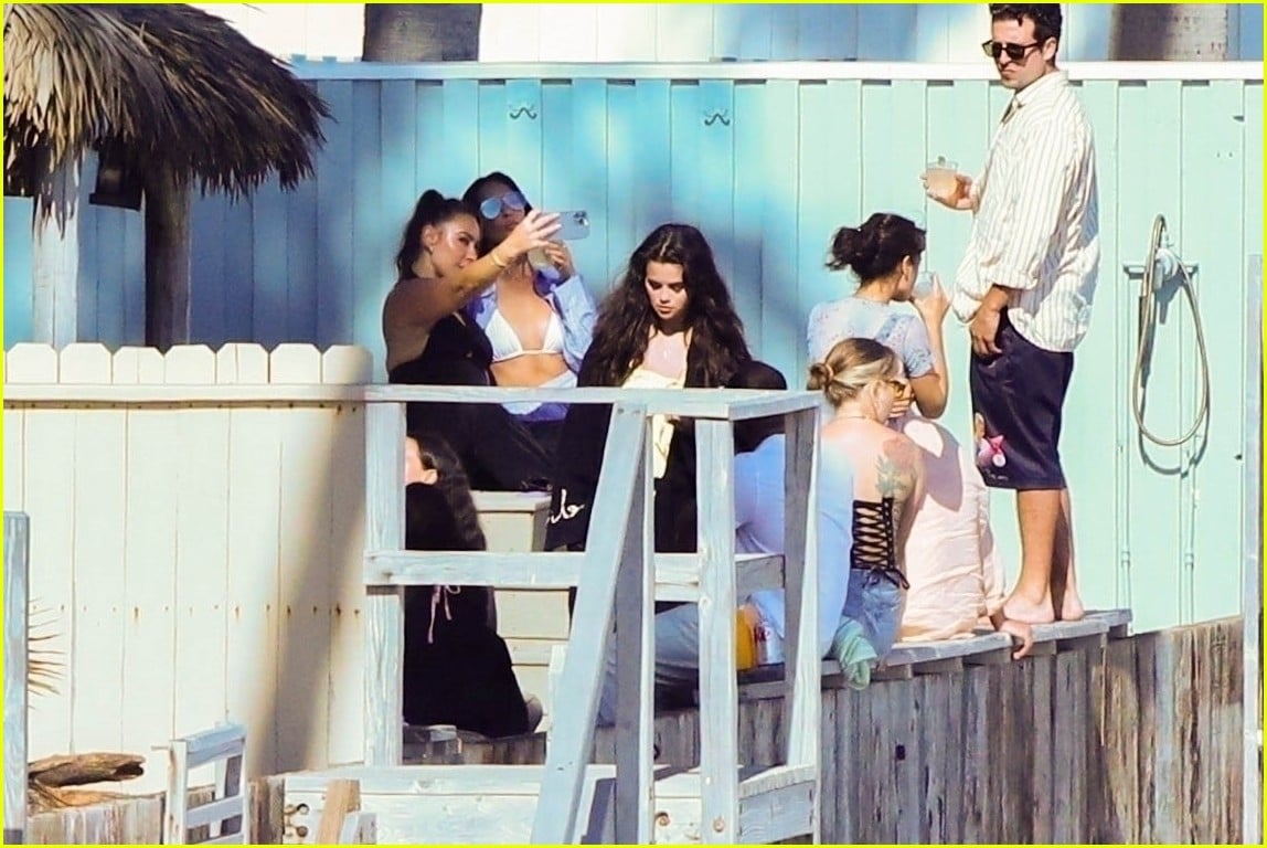 Selena Gomez Birthday Photos Revealed from Beach Party with Benny Blanco & More!: Photo 5058974 | Benny Blanco, Lil Dicky, Selena Gomez Photos | Just Jared: Entertainment News